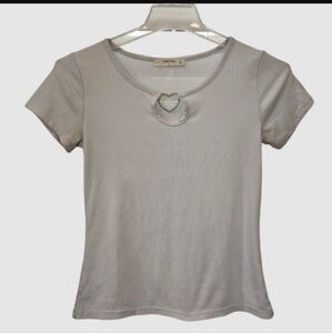 Wild Rose Pale Gray Top With Rhinestone Heart Detail. Sz XL